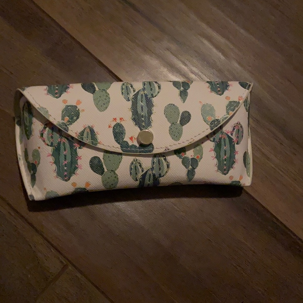 Cactus glasses pouch.
